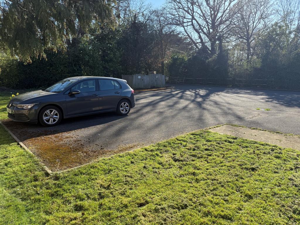Lot: 168 - FORMER NHS PREMISES WITH POTENTIAL FOR DEVELOPMENT - Front garden with parking area
